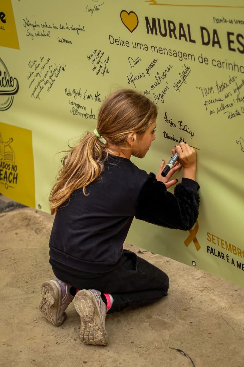 Mensagem sendo escrita no Mural da Esperança