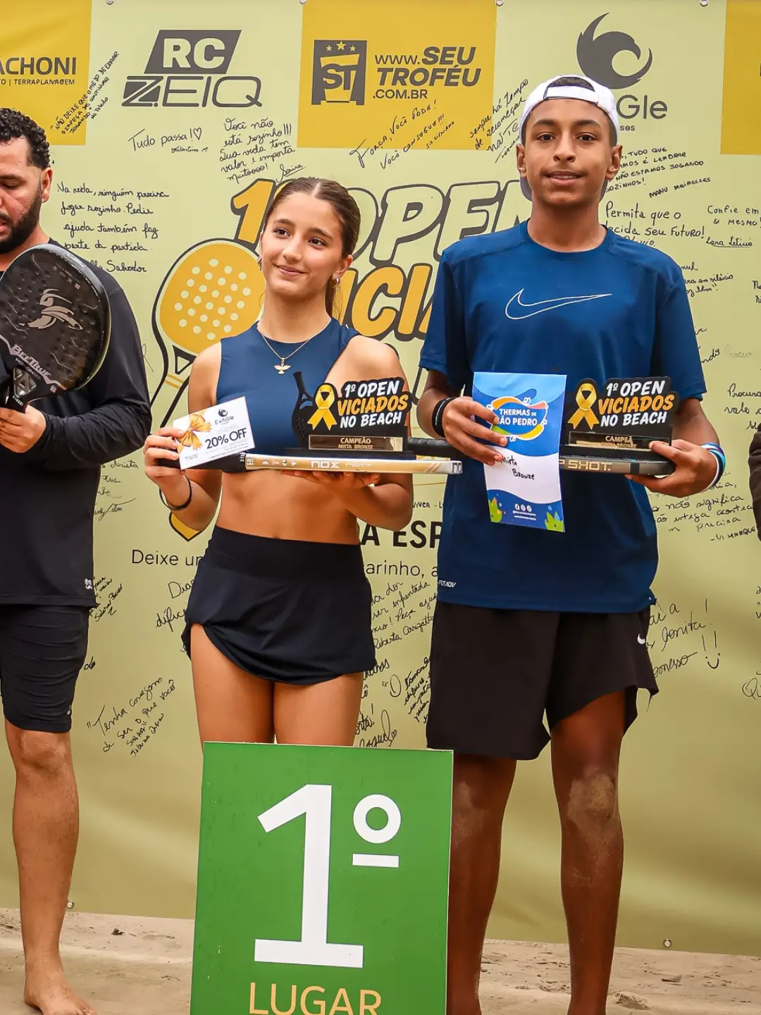 Dupla campeã da categoria mista bronze com troféus