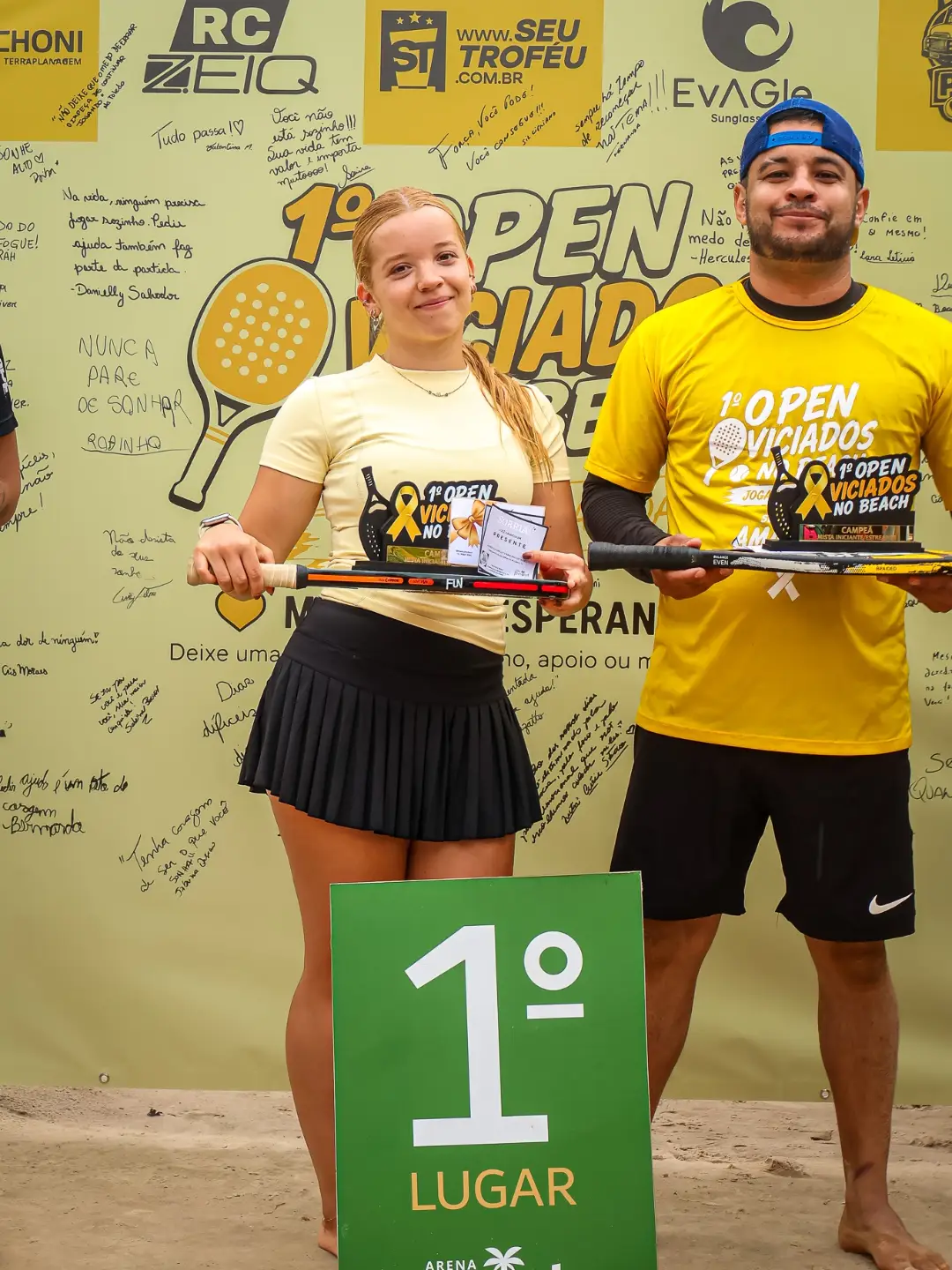 Dupla da categoria mista iniciante celebra com troféus