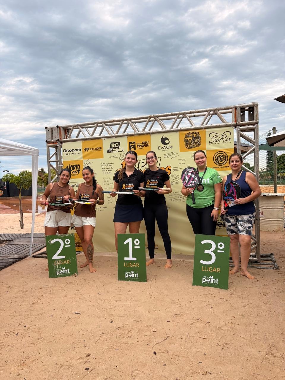 Atletas no pódio feminino do 1º Open VNB durante o dia