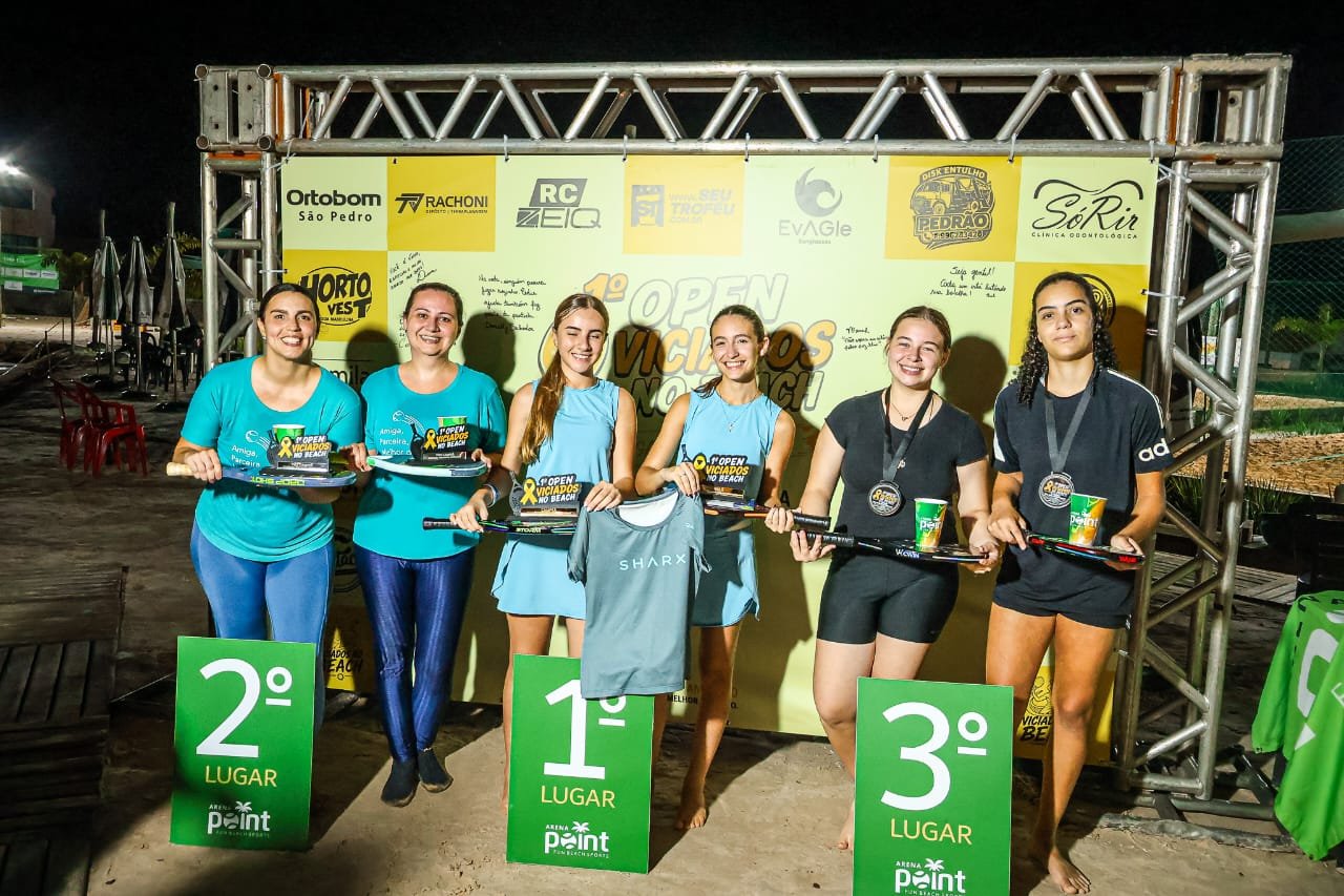 Atletas no pódio feminino do 1º Open VNB à noite