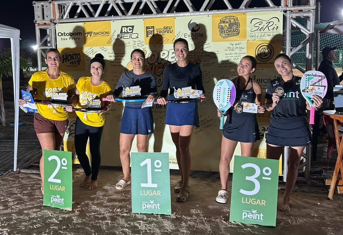 Atletas no pódio feminino durante a premiação do 1º Open VNB