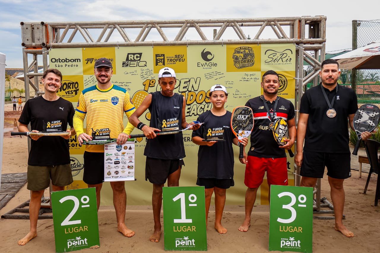 Atletas no pódio do 1º Open VNB