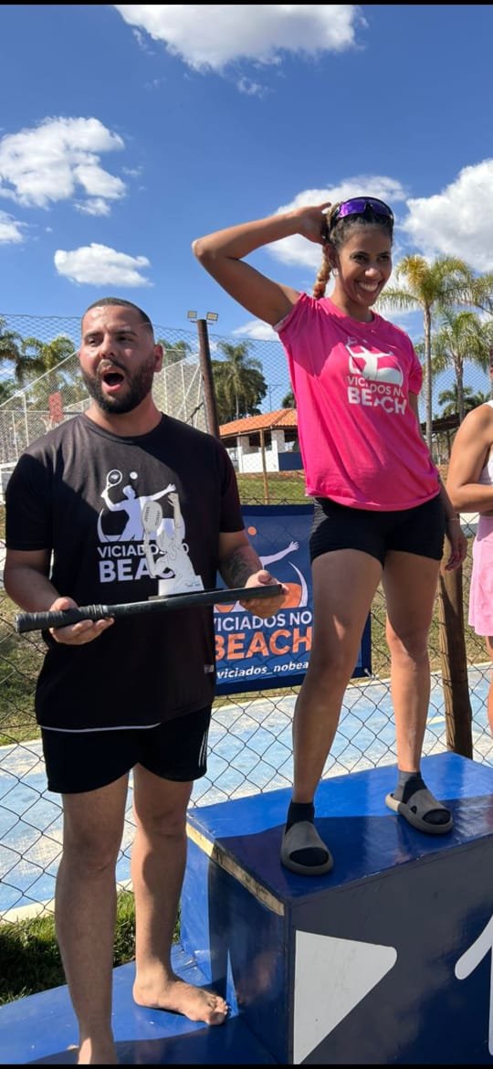 Participante comemora no pódio do primeiro torneio VNB