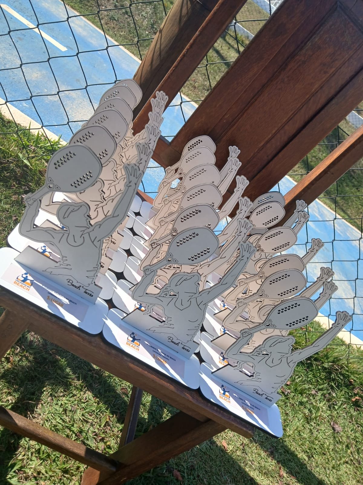 Primeiros troféus do torneio VNB reunidos sobre uma mesa