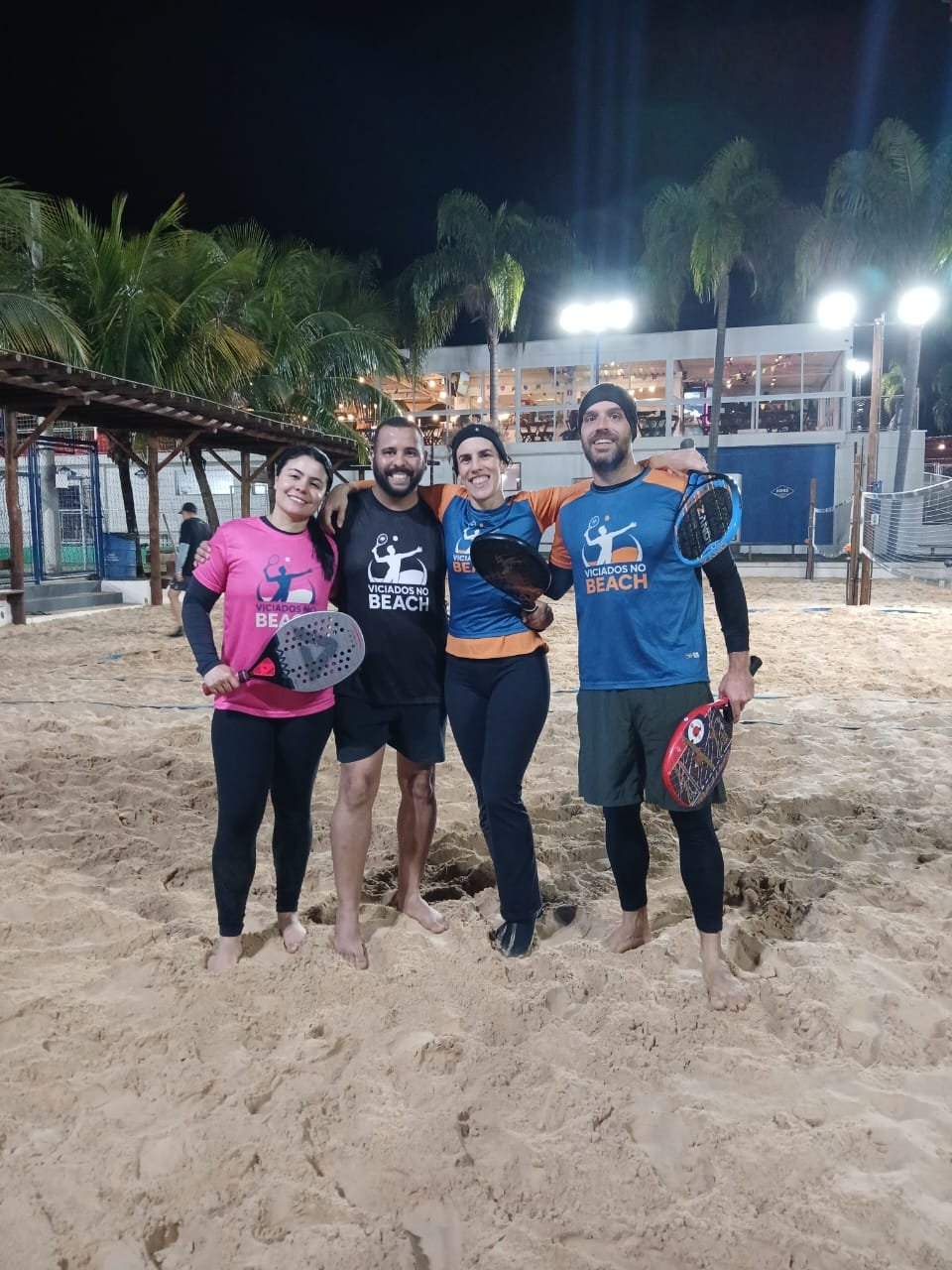 Quatro participantes do primeiro torneio VNB na quadra de areia