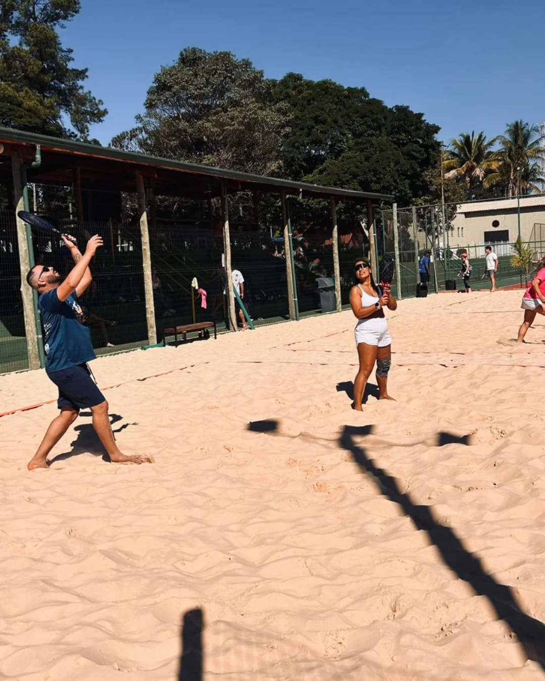 Partida de beach tennis durante o dia