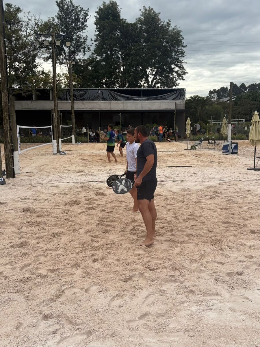 Dois jogadores com raquetes na quadra