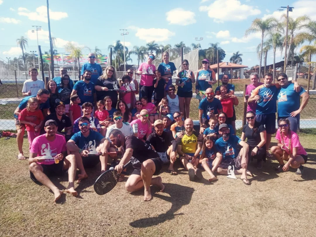 Atletas e famílias reunidos após jogar