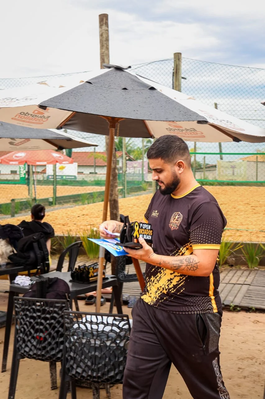 Participante segura um troféu à beira da quadra